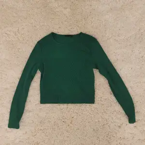 En klargrön långärmad topp/tröja! Köpt från ONLY men har knappt använt den sedan dess, så den är i väldigt fint skick💕 Storlek Medium💫