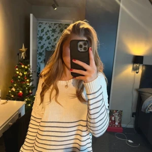 Tröja  - Skön, snygg, aldrig använt så i bra skick. Använder inte köp nu!