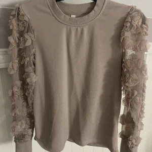 Tröja beige - Från nått märke som heter Jdy 🤎 Superfin till sommaren eller finare tillfällen 🤎