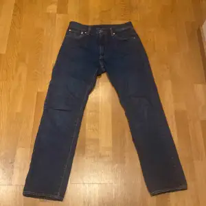 Levis modell 551 jeans. Dem sitter i straight fit men nära baggy. Köpt i Levis butik för ungefär 1000kr. Skick 10/10 inga alls defekter och använda 4 gånger ungefär. Skriv vid frågor!
