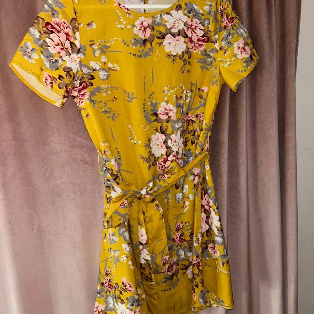 Blommig gul klänning med bälte i midjan🌸Helt oanvänd i storlek S🌼. Klänningar.
