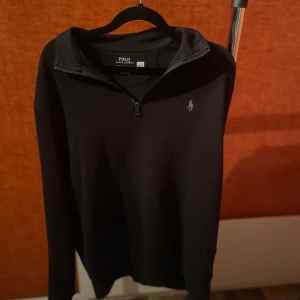 Polo zip - Säljer min polo zip ny pris 2000, säljer den för 800kr knappt använd, hör av er om ni är intresserade pris kan diskuteras🤝