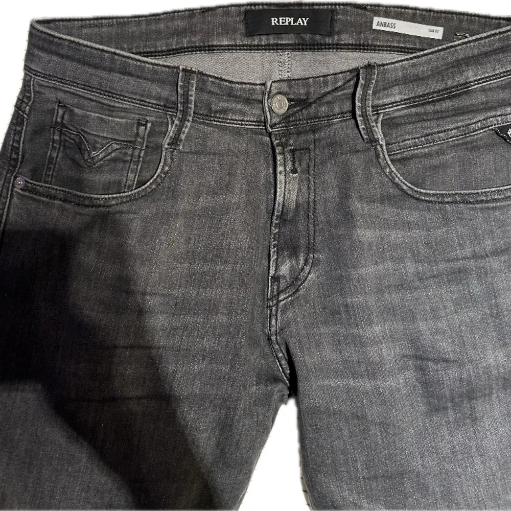 Hej, säljer nu mina replay jeans i modellen anbass dem är i toppenskick (9/10), Nypris runt 1800kr mitt pris 499,Hör av er vid frågor eller funderingar, mvh Carl. Jeans & Byxor.