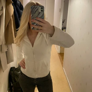 Hoodie  - Vit hoodie med snyggt motiv på ryggen, köpt för två år sedan på en marknad, passar xs-s💓