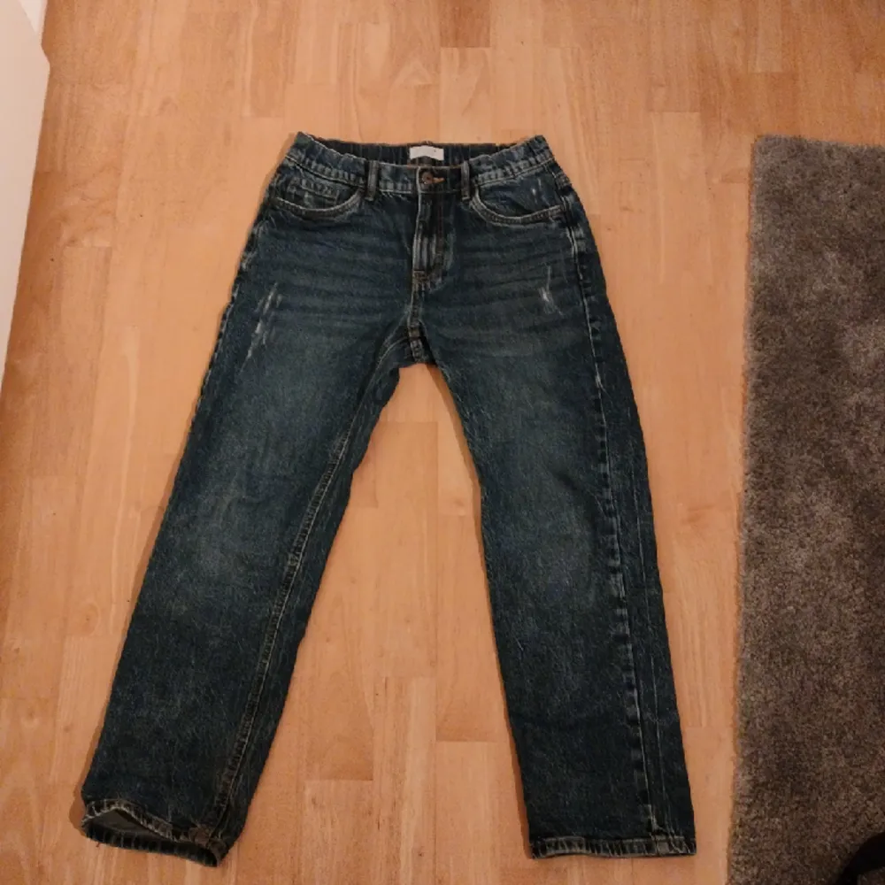Säljer nu mina blåa jeans eftersom att dom bara ligger i garderoben. Dom är använda men är i väldigt bra skick. Skriv om du är intresserad!. Jeans & Byxor.