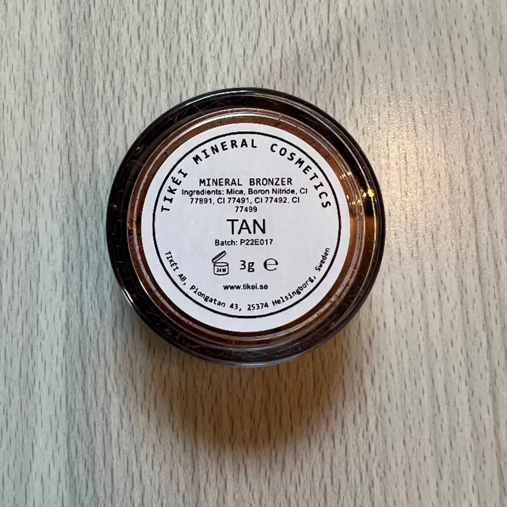 Oöppnad mineralbronzer från svenska märket Tikéi i färgen Tan. Fungerar även lika bra som countor. Den har väldigt bra pigment så lite räcker länge. Täpper ej till porerna så passar perfekt för känslig hy!. Övrigt.