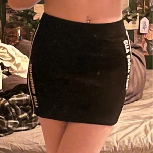 kjol - väldigt söt kjol använts en del men i väldigt bra skick otroligt bekväm 