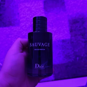 Dior sauvage EDP 100ml - Det är en riktigt fin slmmarparfym med doft en exotisk doft. Perfekt till sommaren. En riktig klassiker.