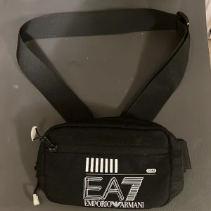 EA7 Pouch Bag - Använd en gång endast, kvitto finns och taggar den är perfekt skick