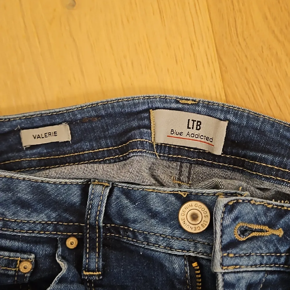 Blå ltb jeans, valerie, i storlek 26/30💙köpta för ca 1 år sen, men är bara använda ett antal ggr då de inte passar mig💖är 160 cm och de är lite för korta💕köpta för 699kr💘. Jeans & Byxor.