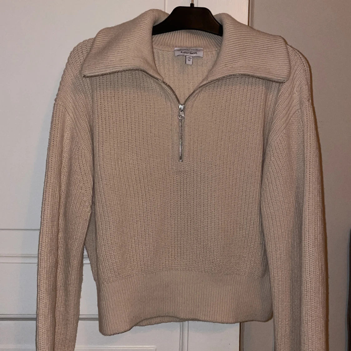 Stickad tröja med dragkedja