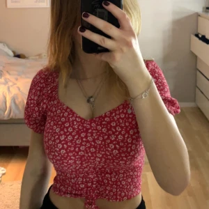 Sommartopp💕 - Jättefin Sommartopp som är i bra skick💕 är justerbar i längden som syns på bilderna🫶🏻