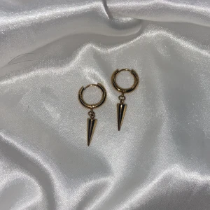 Edblad liknande örhängen - Ser ut som Edblad örhängen men vet inte var dom är ifrån då jag fick dom av min kusin 💗 aldrig kommit till användning så därför säljer jag dom