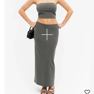 Maxi kjol och tubtop set - Säljer den pga tog fel storlek och kan ej retunera den. I helt ny skick då jag bara testa den en gång när den köptes (idag). Pris lappen är kvar, skriv för mer bilder privat💕( går att både köpa var för sig)