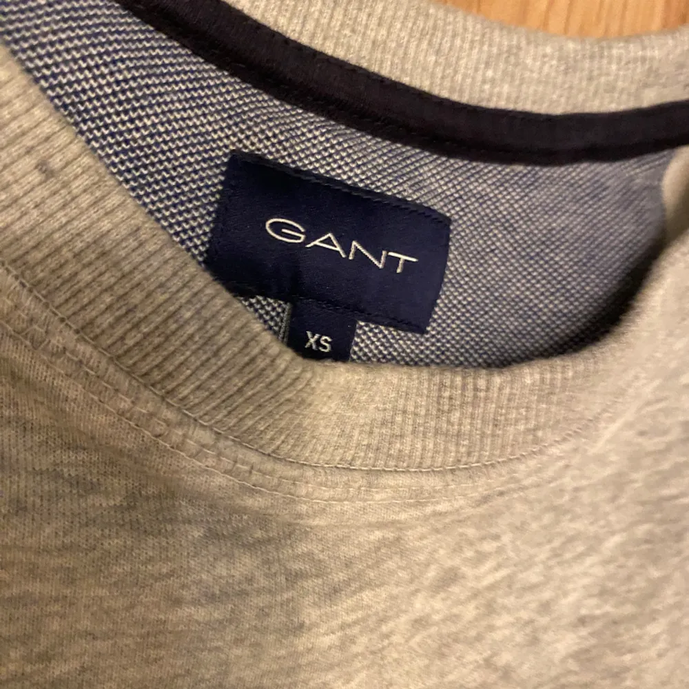 Säljer min riktigt snygg Gant tröja då jag växt ut ur den, skick 10/10, inga difekter eller fläckar på tröjan.. Hoodies.