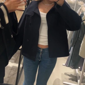 Kappa Gina Tricot - Marinblå kappa från Gina Tricot i storlek S, använd en gång ❤️nypris 600