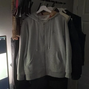 Burberry zip hoodie - Intresse koll på denna feta burberry hoodie! Storlek M och använd fåtal gånger💯Skick 9/10! Hör av dig vid minsta fråga eller fundering🤗