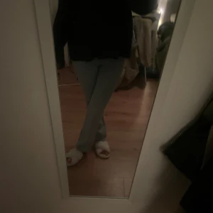 Ljusgråa lågmidjade jeans - Säljer dessa ljusgråa lågmidjade jeans från bikbok i modellen low straight💕 Säljer dom pga att dom blivit försmå. Innerbenslängden:81 cm och Midjemått: 64,5 cm Jag är 170cm som referens💗 Kom privat för fler frågor eller fler bilder💕🤍