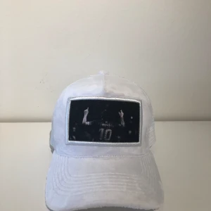 Velvet keps Messi - Vit velvet keps.  I stort sett oanvänd. One size.