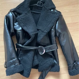 Adoore liknande skinnjacka - Skitsnygg skinnjacka oversized, Storlek S-36. För stor för mig tyvärr. Priset kan diskuteras vid snabb affär. 