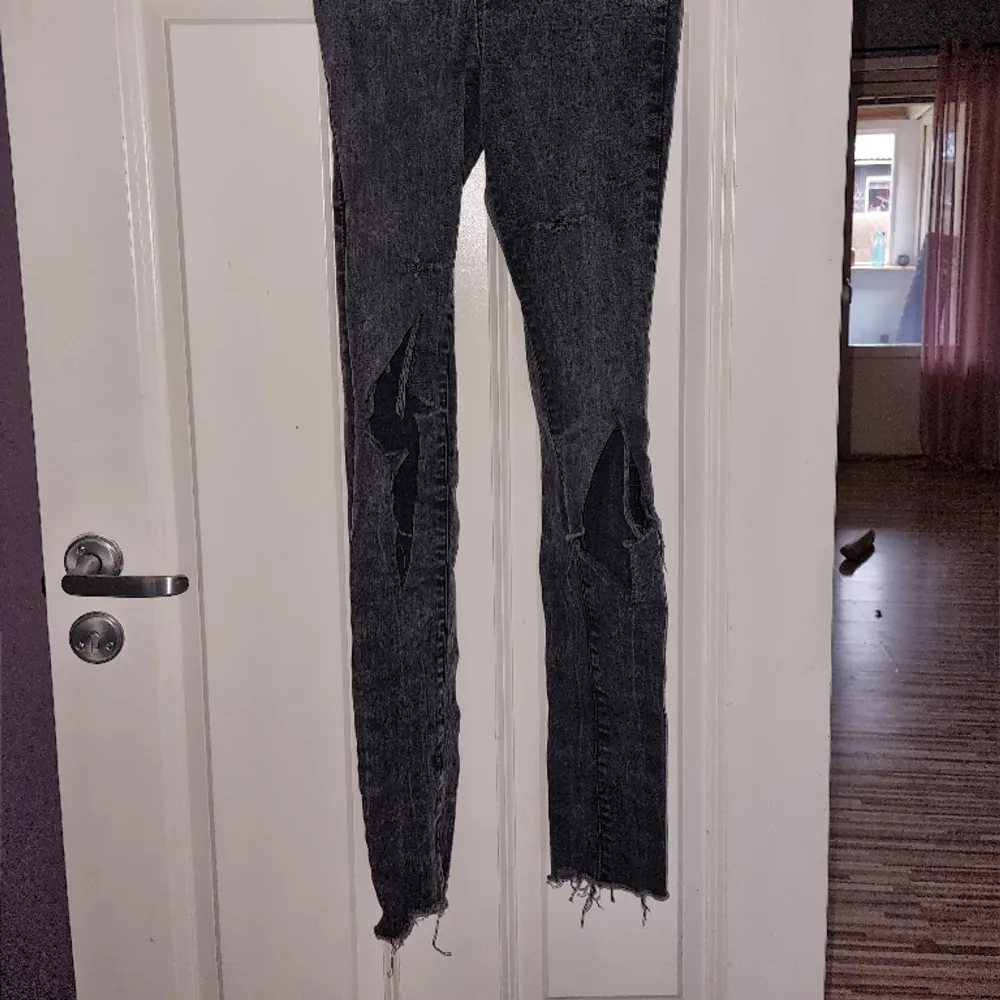 Svartgråa jeans i stl 36, trasiga på knäna.  . Jeans & Byxor.