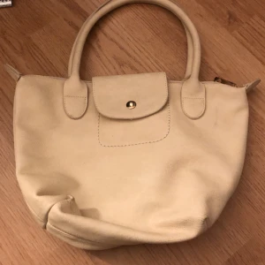 Handväska - Jätte gullig ljus beige väska!