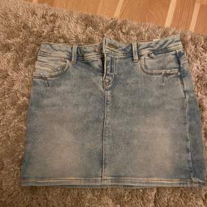 Jättefin jeans kjol från ltb. Använd två gånger och köpt förra sommaren. Skriv för frågor och om du vill ha bilder🩷