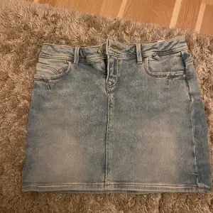 Jättefin jeans kjol från ltb. Använd två gånger och köpt förra sommaren. Skriv för frågor och om du vill ha bilder🩷
