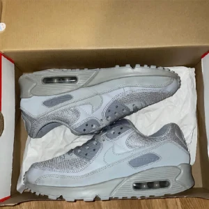 Nike air max 90 - Säljer mina skor för dome lite för stora men dom passar till jätte mycke jätte fina o sköna 