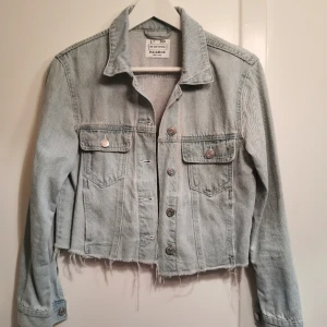 Jeansjacka - Jeansjacka i lightwash och distressed detaljer i kanten
