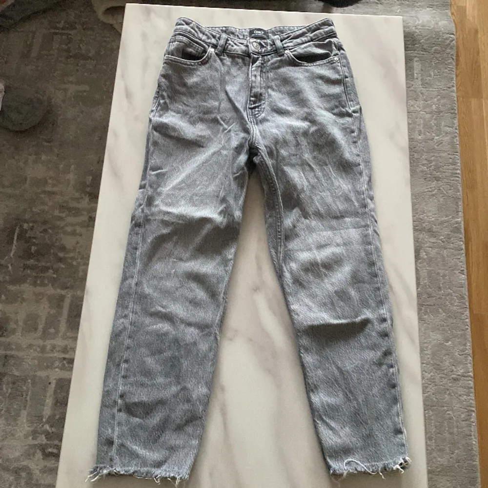 Jeansen är från ONLY, bra skick, knappt använda Storlek: W28 L30 Färg: grå/ljus grå. Jeans & Byxor.
