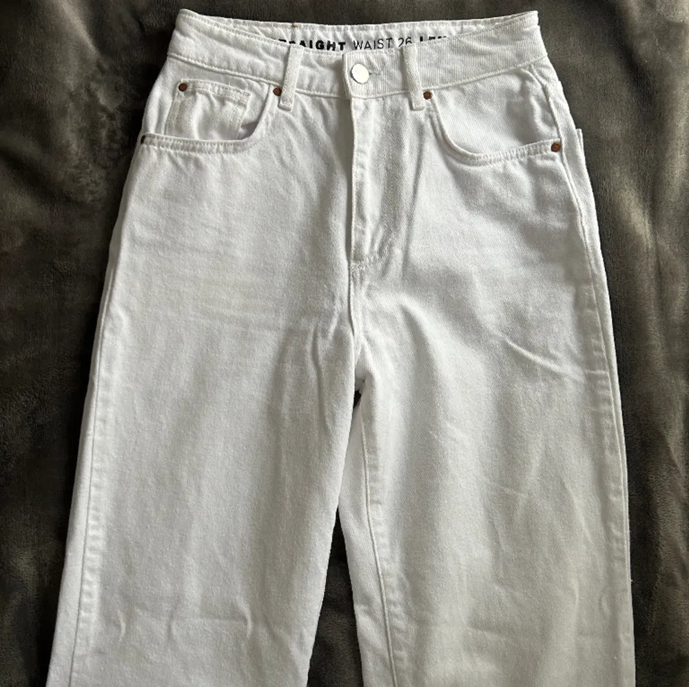 Vita 90s straight jeans.  Storlek: midja 26, längd 30.  Från bikbok, använda 2 gånger.  Rak och vid passform. . Jeans & Byxor.