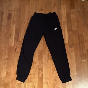 Nike byxor stl S - Helt okej skicka, Nike byxor i S! Priset sitter ej i sten och bara att skriva vid funderingar!