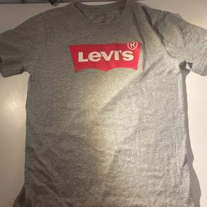Jag säljer en grå Levis T- shirt. Den är 164cm och är i bra skick!