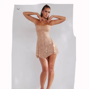 Klänning DURRANI - Superfin klänning i tungt material från Oh Polly, perfekt för födelsedag eller utekvällar utomlands. Den är helt ny med lapp, köpt för £110 vilket motsvarar ca 1300kr. Strl 4 vilket passar XS/S