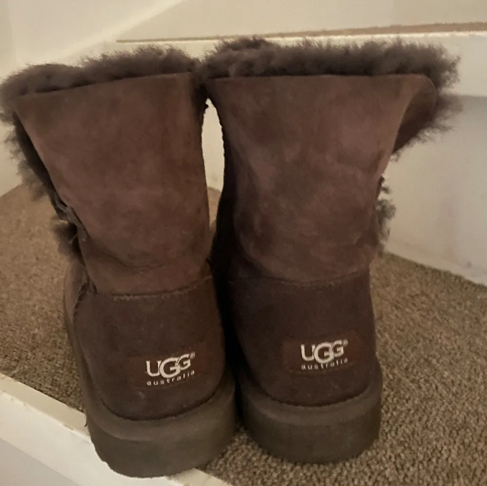 Säljer dessa äkta uggs då de blivit för små. De är knappt använda och passar bra nu till våren.. Skor.