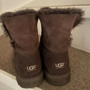 UGG - Säljer dessa äkta uggs då de blivit för små. De är knappt använda och passar bra nu till våren.