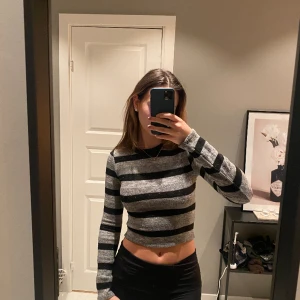 Tröja/topp  - Säljer min tröja/topp från Zara, storlek S. Jag anser att den är lite tightare i modellen. Fint skick. Vid ”köp nu” knappen skickas varan iväg inom 3 dagar🫶🏼