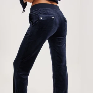 Juicy byxor  - Mörkblå juicy couture byxor som inte kommer till användning längre, bra skick, kom privat för egna bilder💗