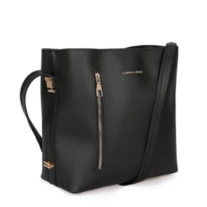 Svart Laura Ashley väska  - Det är en svart väska med gulda detaljer som kan justeras i 3 olika lägen. Använd fåtal gånger men ser ut som ny. Skriv för fler bilder osv…