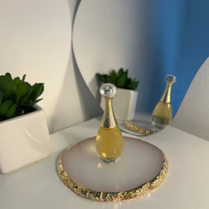 Dior J’adore parfym  - Dior J’adore Eau de Parfum, 5 ml och aldrig använd endast luktad. Kan användas som tester eller bara ha i väskan!💗