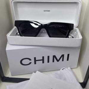 Säljer nu mina stelrena och feta solglasögon från Chimi. Modell: 11  Färg: Svart Nypris (Chimis hemsida): 1350kr HELT OANVÄNDA