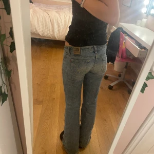 lågmidjade bootcut jeans - Säljer dessa ursnygga jeans som tyvärr inte kommer till användning💌 är ca 163cm lång. Midjetmått: 37. priset kan diskuteras🎀