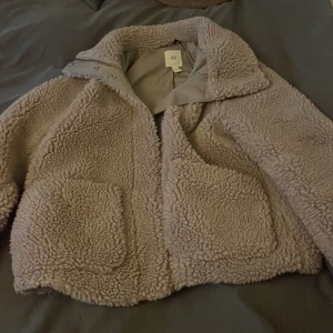 Teddyjacka - Säljer denna skit snygga teddyjackan! Kom med prisförslag så komemr vi fram till ett rimligt pris kontakta även för fler bilder eller frågor🥰 den sälja inte längre så den är lite unik🤩