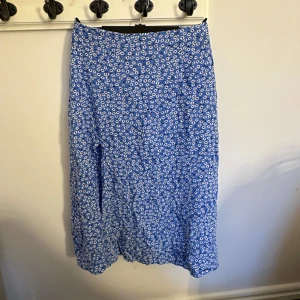 Kjol  - Kjol från SHEIN endast testad och tvättad Det är en slits Stl xs