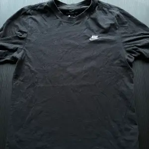 Säljer en Nike T-shirt i storlek M.  Sparsamt använd eftersom den mest legat i garderoben! Tveka inte på att höra av dig om det är någon fundering😁