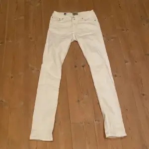 Ett par riktigt schyssta vita jeans från Morris. Riktigt fräscha på våren/sommaren och är mycket bekväma. Skick på varan är 10/10.  Nypris: 1199kr Pris kan diskuteras  Vid mer funderingar och tankar är det bara att höra av sig! 