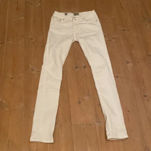 Vita jeans - Ett par riktigt schyssta vita jeans från Morris. Riktigt fräscha på våren/sommaren och är mycket bekväma. Skick på varan är 10/10.  Nypris: 1199kr Pris kan diskuteras  Vid mer funderingar och tankar är det bara att höra av sig! 