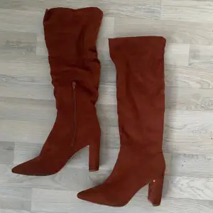 Rödbruna boots köpta på vinted. Aldrig använda av mig.