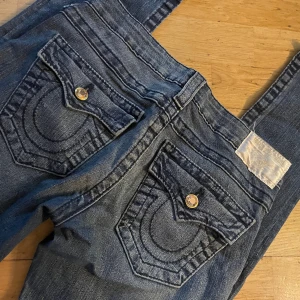 True Religion Jeans - True religion jeans i fint skick. Storlek 26. Väger 492 så frakten blir 72 kronor. Modellen är Skinny❤️